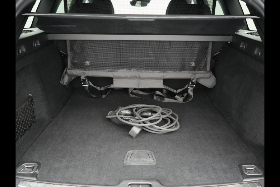 Volvo V60 T6 Recharge AWD R-Design Plug In Hybrid 340pk Dealer O.H. PHEV | Trekhaak Af Fabriek | Adaptive Cruise | Camera | Harman & Kardon | Lederen Sportstoelen Memory & Verwarmd | Apple Carplay | Navigatie | Stuur Verwarmd | Blis | Keyless | DAB |