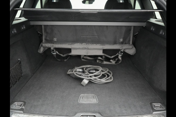 Volvo V60 T6 Recharge AWD R-Design Plug In Hybrid 340pk Dealer O.H. PHEV | Trekhaak Af Fabriek | Adaptive Cruise | Camera | Harman & Kardon | Lederen Sportstoelen Memory & Verwarmd | Apple Carplay | Navigatie | Stuur Verwarmd | Blis | Keyless | DAB |