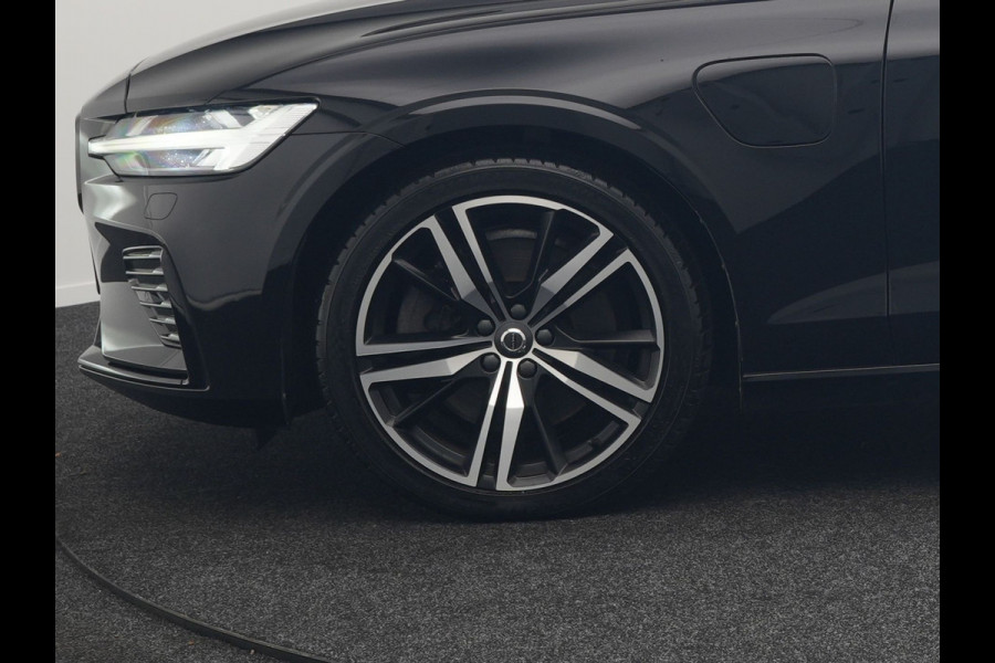 Volvo V60 T6 Recharge AWD R-Design Plug In Hybrid 340pk Dealer O.H. PHEV | Trekhaak Af Fabriek | Adaptive Cruise | Camera | Harman & Kardon | Lederen Sportstoelen Memory & Verwarmd | Apple Carplay | Navigatie | Stuur Verwarmd | Blis | Keyless | DAB |