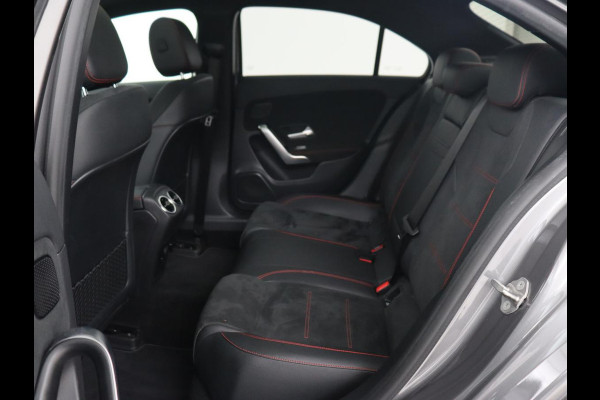 Mercedes-Benz A-Klasse 250e AMG Limited | Panoramadak | Matrix LED | Keyless | Stoelverwarming | Memory | Camera | Navigatie | Leder/Alcantara | Sfeerverlichting | Park Assist | PHEV | Plug In