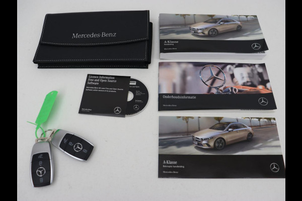 Mercedes-Benz A-Klasse 250e AMG Limited | Panoramadak | Matrix LED | Keyless | Stoelverwarming | Memory | Camera | Navigatie | Leder/Alcantara | Sfeerverlichting | Park Assist | PHEV | Plug In