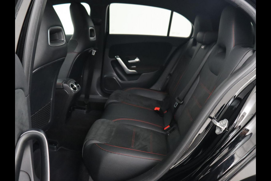 Mercedes-Benz A-Klasse 180 AMG | Adaptive cruise | Trekhaak | Stoelverwarming | Camera | Leder/Alcantara | Sfeerverlichting | Navigatie | Park Assist | Full LED | Climate control | Bluetooth