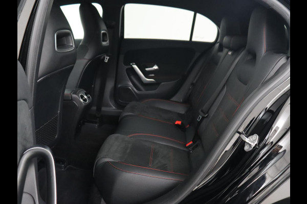 Mercedes-Benz A-Klasse 180 AMG | Adaptive cruise | Trekhaak | Stoelverwarming | Camera | Leder/Alcantara | Sfeerverlichting | Navigatie | Park Assist | Full LED | Climate control | Bluetooth