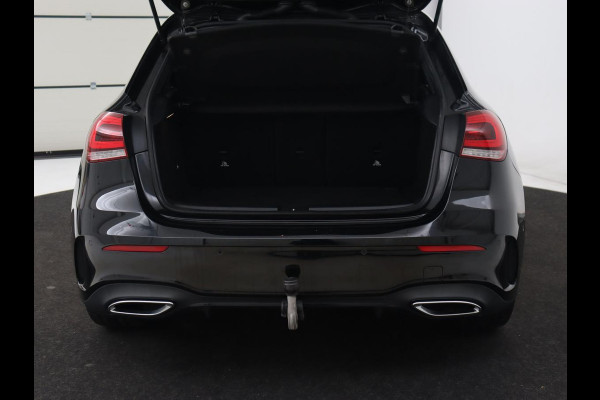 Mercedes-Benz A-Klasse 180 AMG | Adaptive cruise | Trekhaak | Stoelverwarming | Camera | Leder/Alcantara | Sfeerverlichting | Navigatie | Park Assist | Full LED | Climate control | Bluetooth