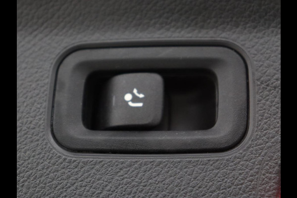 Mercedes-Benz A-Klasse 180 AMG | Adaptive cruise | Trekhaak | Stoelverwarming | Camera | Leder/Alcantara | Sfeerverlichting | Navigatie | Park Assist | Full LED | Climate control | Bluetooth