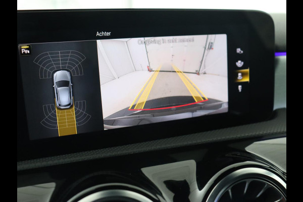 Mercedes-Benz A-Klasse 180 AMG | Adaptive cruise | Trekhaak | Stoelverwarming | Camera | Leder/Alcantara | Sfeerverlichting | Navigatie | Park Assist | Full LED | Climate control | Bluetooth