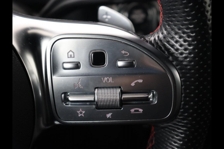 Mercedes-Benz A-Klasse 180 AMG | Adaptive cruise | Trekhaak | Stoelverwarming | Camera | Leder/Alcantara | Sfeerverlichting | Navigatie | Park Assist | Full LED | Climate control | Bluetooth