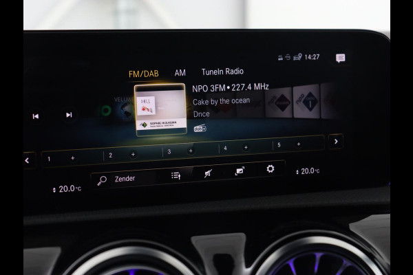 Mercedes-Benz A-Klasse 180 AMG | Adaptive cruise | Trekhaak | Stoelverwarming | Camera | Leder/Alcantara | Sfeerverlichting | Navigatie | Park Assist | Full LED | Climate control | Bluetooth