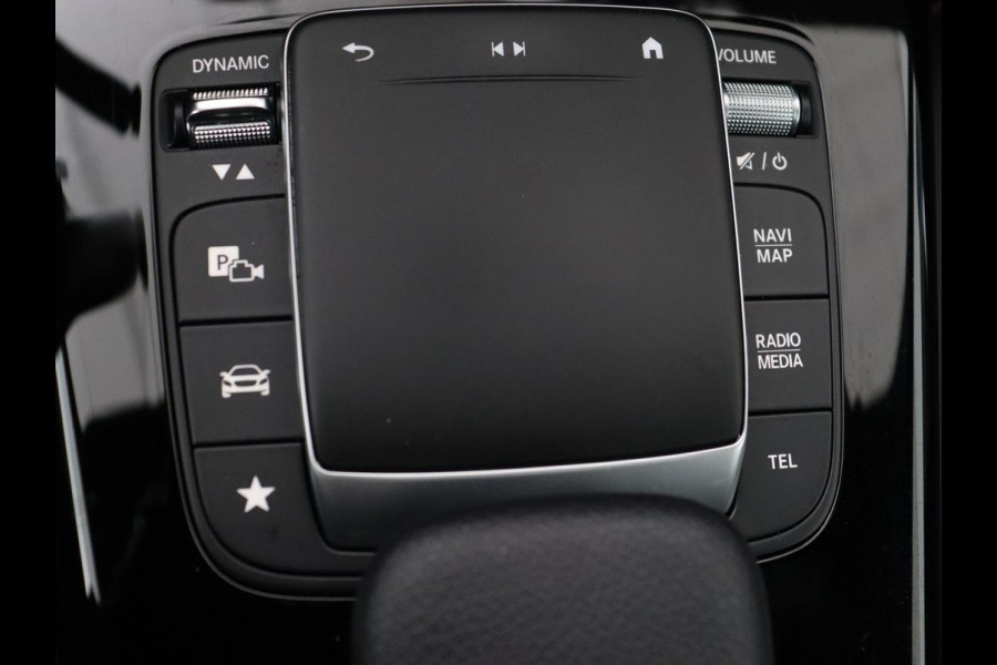 Mercedes-Benz A-Klasse 180 AMG | Adaptive cruise | Trekhaak | Stoelverwarming | Camera | Leder/Alcantara | Sfeerverlichting | Navigatie | Park Assist | Full LED | Climate control | Bluetooth