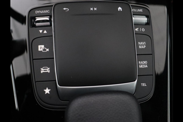 Mercedes-Benz A-Klasse 180 AMG | Adaptive cruise | Trekhaak | Stoelverwarming | Camera | Leder/Alcantara | Sfeerverlichting | Navigatie | Park Assist | Full LED | Climate control | Bluetooth