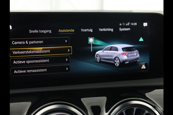 Mercedes-Benz A-Klasse 180 AMG | Adaptive cruise | Trekhaak | Stoelverwarming | Camera | Leder/Alcantara | Sfeerverlichting | Navigatie | Park Assist | Full LED | Climate control | Bluetooth