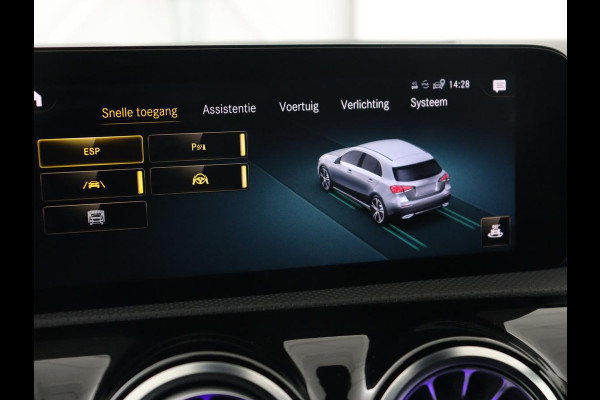 Mercedes-Benz A-Klasse 180 AMG | Adaptive cruise | Trekhaak | Stoelverwarming | Camera | Leder/Alcantara | Sfeerverlichting | Navigatie | Park Assist | Full LED | Climate control | Bluetooth