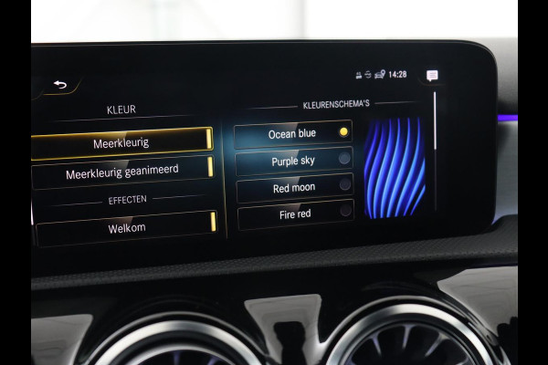 Mercedes-Benz A-Klasse 180 AMG | Adaptive cruise | Trekhaak | Stoelverwarming | Camera | Leder/Alcantara | Sfeerverlichting | Navigatie | Park Assist | Full LED | Climate control | Bluetooth