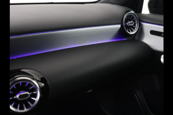 Mercedes-Benz A-Klasse 180 AMG | Adaptive cruise | Trekhaak | Stoelverwarming | Camera | Leder/Alcantara | Sfeerverlichting | Navigatie | Park Assist | Full LED | Climate control | Bluetooth