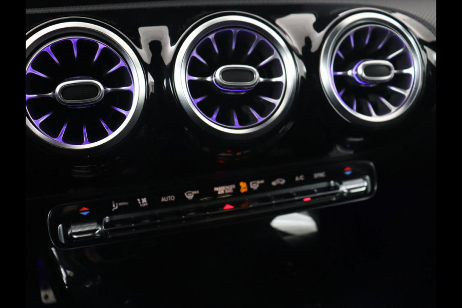 Mercedes-Benz A-Klasse 180 AMG | Adaptive cruise | Trekhaak | Stoelverwarming | Camera | Leder/Alcantara | Sfeerverlichting | Navigatie | Park Assist | Full LED | Climate control | Bluetooth