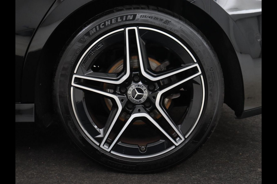 Mercedes-Benz A-Klasse 180 AMG | Adaptive cruise | Trekhaak | Stoelverwarming | Camera | Leder/Alcantara | Sfeerverlichting | Navigatie | Park Assist | Full LED | Climate control | Bluetooth