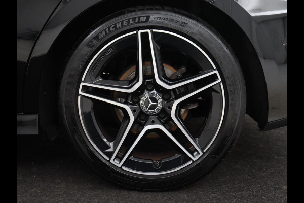 Mercedes-Benz A-Klasse 180 AMG | Adaptive cruise | Trekhaak | Stoelverwarming | Camera | Leder/Alcantara | Sfeerverlichting | Navigatie | Park Assist | Full LED | Climate control | Bluetooth