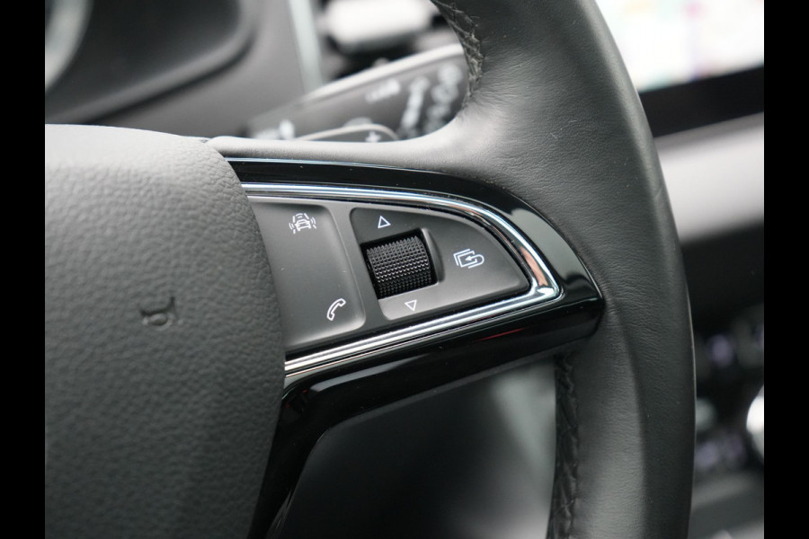 Škoda Karoq 1.0 TSI Style DSG116pk Dealer O.H. | Trekhaak Af Fabriek | Panodak | Camera | Apple Carplay | Sportstoelen Verwarmd  | Navigatie | Keyless | Cruise Control | DAB |