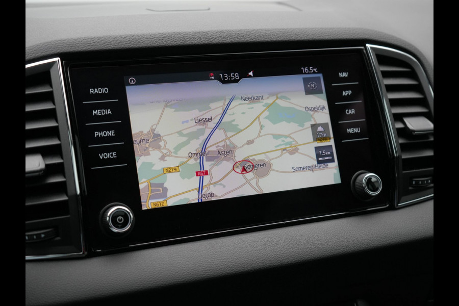 Škoda Karoq 1.0 TSI Style DSG116pk Dealer O.H. | Trekhaak Af Fabriek | Panodak | Camera | Apple Carplay | Sportstoelen Verwarmd  | Navigatie | Keyless | Cruise Control | DAB |