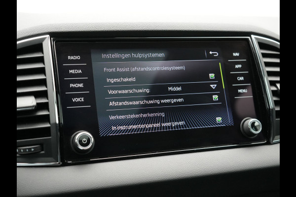 Škoda Karoq 1.0 TSI Style DSG116pk Dealer O.H. | Trekhaak Af Fabriek | Panodak | Camera | Apple Carplay | Sportstoelen Verwarmd  | Navigatie | Keyless | Cruise Control | DAB |