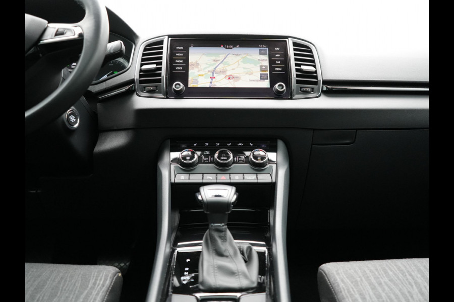 Škoda Karoq 1.0 TSI Style DSG116pk Dealer O.H. | Trekhaak Af Fabriek | Panodak | Camera | Apple Carplay | Sportstoelen Verwarmd  | Navigatie | Keyless | Cruise Control | DAB |