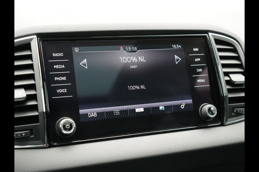 Škoda Karoq 1.0 TSI Style DSG116pk Dealer O.H. | Trekhaak Af Fabriek | Panodak | Camera | Apple Carplay | Sportstoelen Verwarmd  | Navigatie | Keyless | Cruise Control | DAB |