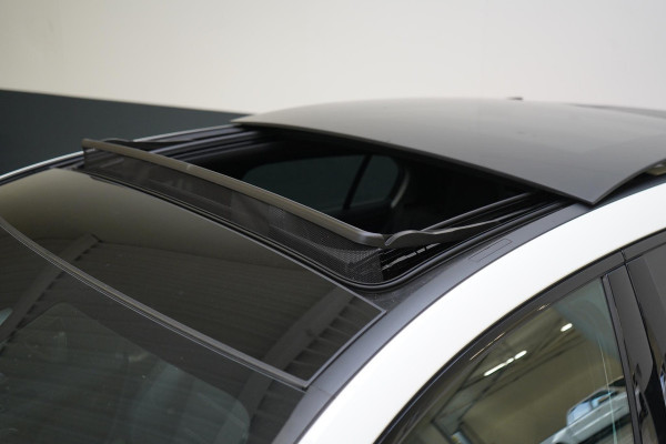 Mercedes-Benz A-Klasse 250 e | AMG Pakket | Panoramadak | Sportstoelen | Sfeerverlichting