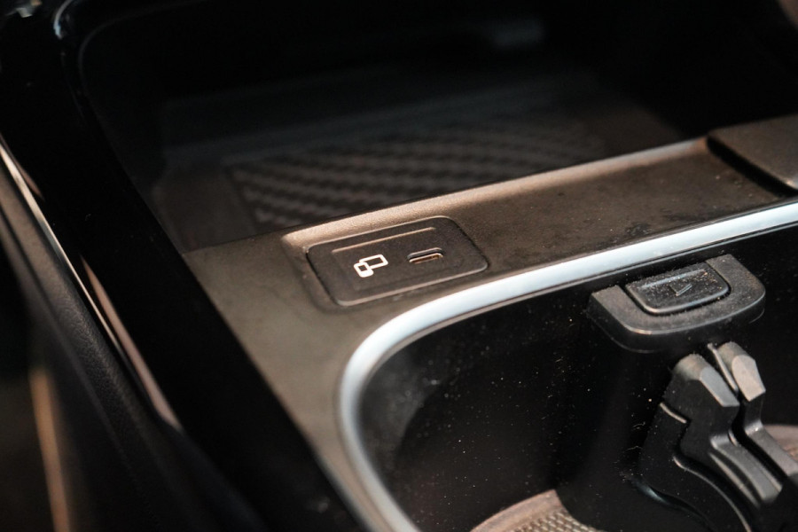 Mercedes-Benz A-Klasse 250 e | AMG Pakket | Panoramadak | Sportstoelen | Sfeerverlichting