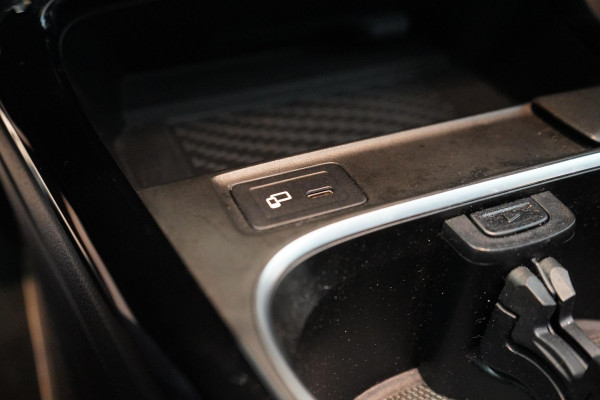 Mercedes-Benz A-Klasse 250 e | AMG Pakket | Panoramadak | Sportstoelen | Sfeerverlichting