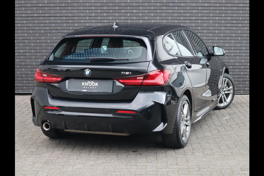 BMW 1-serie 118i High Executive M Sport Pakket Automaat / Live Cockpit Professional / Leder / Hifi / Stoelverwarming / 17 Inch / Adaptieve LED-koplamp / DAB / Parkeersensoren / Lichtpakket