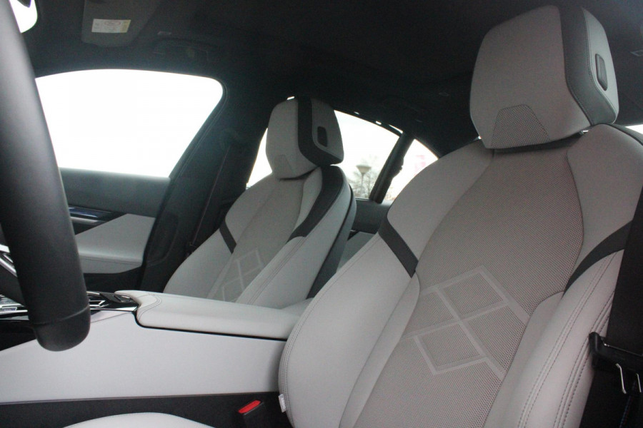 BMW 5 Serie 550e 490PK xDRIVE | ICONIC GLOW GRILL | PANORAMA DAK | MEESTURENDE ACHTERAS | STUUR VERWARMING | M SPORT PAKKET PRO | 20" LICHTMETALEN VELGEN | ZONNESCHERM ACHTERRUIT ELEKTRISCH | INTERIEURLIJSTEN M DONKERZILVER/CARBON FIBER | BOWERS & WILKINS AUDIO SYSTEM | DRIVING ASSISTANT PLUS | SHADOW LINE | INNOVATIE PAKKET | TRAVEL PAKKET | COMFORT PAKKET (AUTOMATISCHE AIRCONDITIONING 4 ZONES MET AUTOMATISCHE LUCHTCIRCULATIEFUNCTIE, STOELVERWARMING VOOR + ACHTER, STOELEN ELEKTRISCH VERSTELBAAR MET MEMORY, ACTIEVE STOELVENTILATIE VOOR) | BMW INDIVIDUAL LEER MERINO SILVERSTONE/ATL