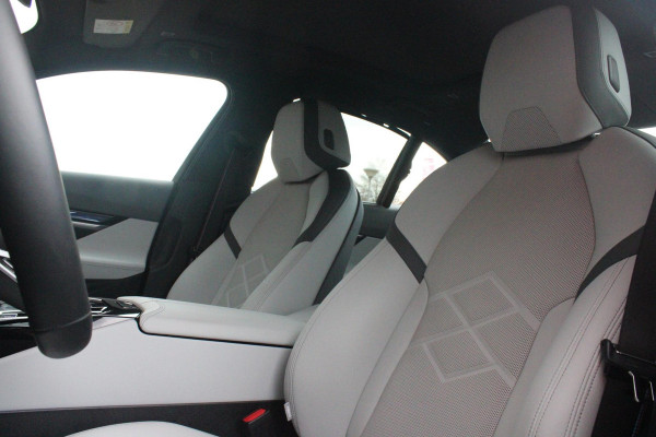 BMW 5 Serie 550e 490PK xDRIVE | ICONIC GLOW GRILL | PANORAMA DAK | MEESTURENDE ACHTERAS | STUUR VERWARMING | M SPORT PAKKET PRO | 20" LICHTMETALEN VELGEN | ZONNESCHERM ACHTERRUIT ELEKTRISCH | INTERIEURLIJSTEN M DONKERZILVER/CARBON FIBER | BOWERS & WILKINS AUDIO SYSTEM | DRIVING ASSISTANT PLUS | SHADOW LINE | INNOVATIE PAKKET | TRAVEL PAKKET | COMFORT PAKKET (AUTOMATISCHE AIRCONDITIONING 4 ZONES MET AUTOMATISCHE LUCHTCIRCULATIEFUNCTIE, STOELVERWARMING VOOR + ACHTER, STOELEN ELEKTRISCH VERSTELBAAR MET MEMORY, ACTIEVE STOELVENTILATIE VOOR) | BMW INDIVIDUAL LEER MERINO SILVERSTONE/ATL