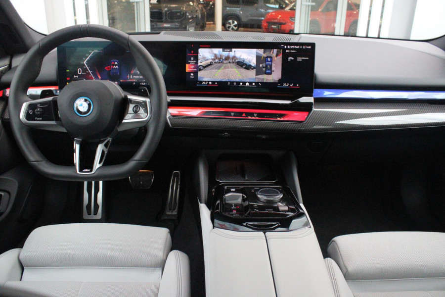 BMW 5 Serie 550e 490PK xDRIVE | ICONIC GLOW GRILL | PANORAMA DAK | MEESTURENDE ACHTERAS | STUUR VERWARMING | M SPORT PAKKET PRO | 20" LICHTMETALEN VELGEN | ZONNESCHERM ACHTERRUIT ELEKTRISCH | INTERIEURLIJSTEN M DONKERZILVER/CARBON FIBER | BOWERS & WILKINS AUDIO SYSTEM | DRIVING ASSISTANT PLUS | SHADOW LINE | INNOVATIE PAKKET | TRAVEL PAKKET | COMFORT PAKKET (AUTOMATISCHE AIRCONDITIONING 4 ZONES MET AUTOMATISCHE LUCHTCIRCULATIEFUNCTIE, STOELVERWARMING VOOR + ACHTER, STOELEN ELEKTRISCH VERSTELBAAR MET MEMORY, ACTIEVE STOELVENTILATIE VOOR) | BMW INDIVIDUAL LEER MERINO SILVERSTONE/ATL