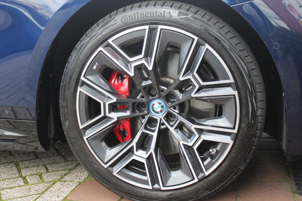 BMW 5 Serie 550e 490PK xDRIVE | ICONIC GLOW GRILL | PANORAMA DAK | MEESTURENDE ACHTERAS | STUUR VERWARMING | M SPORT PAKKET PRO | 20" LICHTMETALEN VELGEN | ZONNESCHERM ACHTERRUIT ELEKTRISCH | INTERIEURLIJSTEN M DONKERZILVER/CARBON FIBER | BOWERS & WILKINS AUDIO SYSTEM | DRIVING ASSISTANT PLUS | SHADOW LINE | INNOVATIE PAKKET | TRAVEL PAKKET | COMFORT PAKKET (AUTOMATISCHE AIRCONDITIONING 4 ZONES MET AUTOMATISCHE LUCHTCIRCULATIEFUNCTIE, STOELVERWARMING VOOR + ACHTER, STOELEN ELEKTRISCH VERSTELBAAR MET MEMORY, ACTIEVE STOELVENTILATIE VOOR) | BMW INDIVIDUAL LEER MERINO SILVERSTONE/ATL