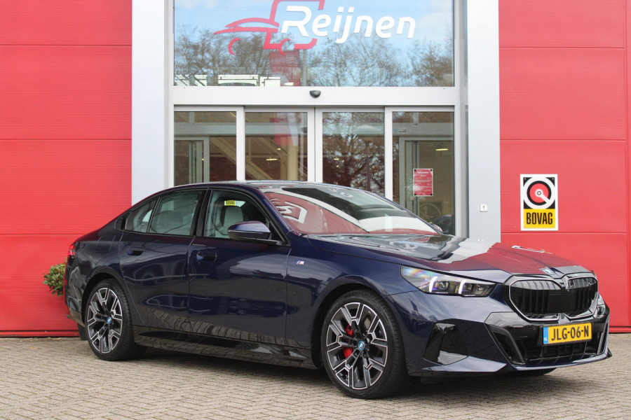 BMW 5 Serie 550e 490PK xDRIVE | ICONIC GLOW GRILL | PANORAMA DAK | MEESTURENDE ACHTERAS | STUUR VERWARMING | M SPORT PAKKET PRO | 20" LICHTMETALEN VELGEN | ZONNESCHERM ACHTERRUIT ELEKTRISCH | INTERIEURLIJSTEN M DONKERZILVER/CARBON FIBER | BOWERS & WILKINS AUDIO SYSTEM | DRIVING ASSISTANT PLUS | SHADOW LINE | INNOVATIE PAKKET | TRAVEL PAKKET | COMFORT PAKKET (AUTOMATISCHE AIRCONDITIONING 4 ZONES MET AUTOMATISCHE LUCHTCIRCULATIEFUNCTIE, STOELVERWARMING VOOR + ACHTER, STOELEN ELEKTRISCH VERSTELBAAR MET MEMORY, ACTIEVE STOELVENTILATIE VOOR) | BMW INDIVIDUAL LEER MERINO SILVERSTONE/ATL