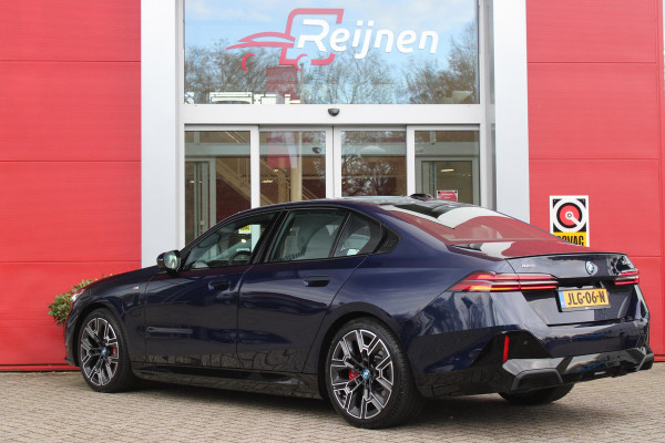 BMW 5 Serie 550e 490PK xDRIVE | ICONIC GLOW GRILL | PANORAMA DAK | MEESTURENDE ACHTERAS | STUUR VERWARMING | M SPORT PAKKET PRO | 20" LICHTMETALEN VELGEN | ZONNESCHERM ACHTERRUIT ELEKTRISCH | INTERIEURLIJSTEN M DONKERZILVER/CARBON FIBER | BOWERS & WILKINS AUDIO SYSTEM | DRIVING ASSISTANT PLUS | SHADOW LINE | INNOVATIE PAKKET | TRAVEL PAKKET | COMFORT PAKKET (AUTOMATISCHE AIRCONDITIONING 4 ZONES MET AUTOMATISCHE LUCHTCIRCULATIEFUNCTIE, STOELVERWARMING VOOR + ACHTER, STOELEN ELEKTRISCH VERSTELBAAR MET MEMORY, ACTIEVE STOELVENTILATIE VOOR) | BMW INDIVIDUAL LEER MERINO SILVERSTONE/ATL