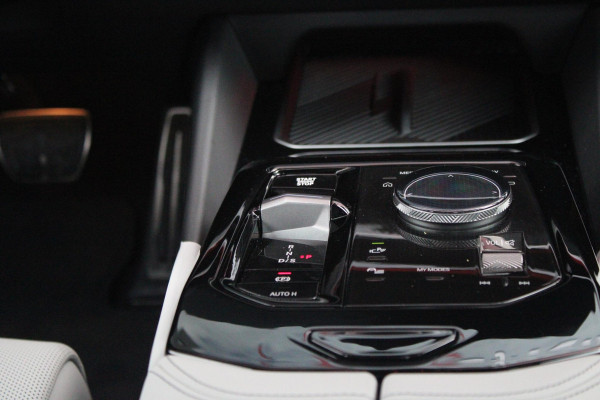 BMW 5 Serie 550e 490PK xDRIVE | ICONIC GLOW GRILL | PANORAMA DAK | MEESTURENDE ACHTERAS | STUUR VERWARMING | M SPORT PAKKET PRO | 20" LICHTMETALEN VELGEN | ZONNESCHERM ACHTERRUIT ELEKTRISCH | INTERIEURLIJSTEN M DONKERZILVER/CARBON FIBER | BOWERS & WILKINS AUDIO SYSTEM | DRIVING ASSISTANT PLUS | SHADOW LINE | INNOVATIE PAKKET | TRAVEL PAKKET | COMFORT PAKKET (AUTOMATISCHE AIRCONDITIONING 4 ZONES MET AUTOMATISCHE LUCHTCIRCULATIEFUNCTIE, STOELVERWARMING VOOR + ACHTER, STOELEN ELEKTRISCH VERSTELBAAR MET MEMORY, ACTIEVE STOELVENTILATIE VOOR) | BMW INDIVIDUAL LEER MERINO SILVERSTONE/ATL