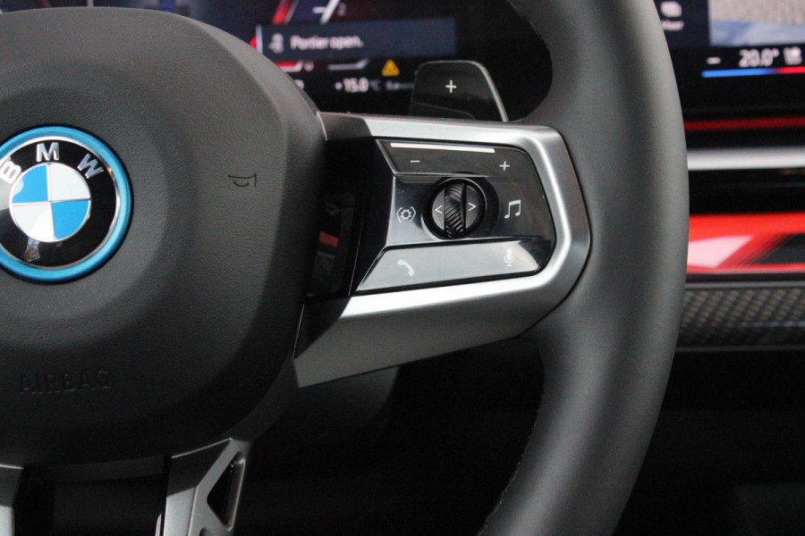 BMW 5 Serie 550e 490PK xDRIVE | ICONIC GLOW GRILL | PANORAMA DAK | MEESTURENDE ACHTERAS | STUUR VERWARMING | M SPORT PAKKET PRO | 20" LICHTMETALEN VELGEN | ZONNESCHERM ACHTERRUIT ELEKTRISCH | INTERIEURLIJSTEN M DONKERZILVER/CARBON FIBER | BOWERS & WILKINS AUDIO SYSTEM | DRIVING ASSISTANT PLUS | SHADOW LINE | INNOVATIE PAKKET | TRAVEL PAKKET | COMFORT PAKKET (AUTOMATISCHE AIRCONDITIONING 4 ZONES MET AUTOMATISCHE LUCHTCIRCULATIEFUNCTIE, STOELVERWARMING VOOR + ACHTER, STOELEN ELEKTRISCH VERSTELBAAR MET MEMORY, ACTIEVE STOELVENTILATIE VOOR) | BMW INDIVIDUAL LEER MERINO SILVERSTONE/ATL