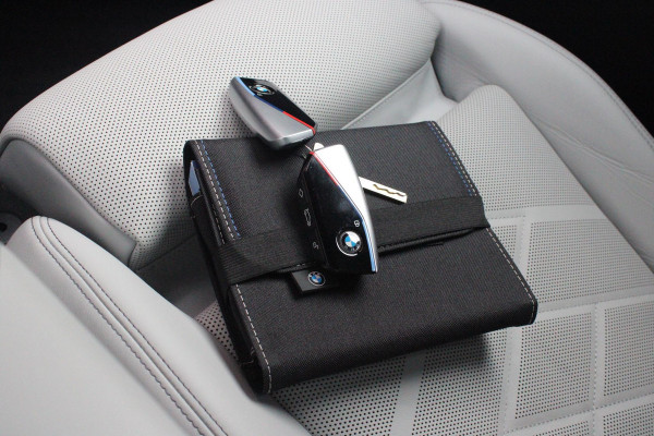 BMW 5 Serie 550e 490PK xDRIVE | ICONIC GLOW GRILL | PANORAMA DAK | MEESTURENDE ACHTERAS | STUUR VERWARMING | M SPORT PAKKET PRO | 20" LICHTMETALEN VELGEN | ZONNESCHERM ACHTERRUIT ELEKTRISCH | INTERIEURLIJSTEN M DONKERZILVER/CARBON FIBER | BOWERS & WILKINS AUDIO SYSTEM | DRIVING ASSISTANT PLUS | SHADOW LINE | INNOVATIE PAKKET | TRAVEL PAKKET | COMFORT PAKKET (AUTOMATISCHE AIRCONDITIONING 4 ZONES MET AUTOMATISCHE LUCHTCIRCULATIEFUNCTIE, STOELVERWARMING VOOR + ACHTER, STOELEN ELEKTRISCH VERSTELBAAR MET MEMORY, ACTIEVE STOELVENTILATIE VOOR) | BMW INDIVIDUAL LEER MERINO SILVERSTONE/ATL