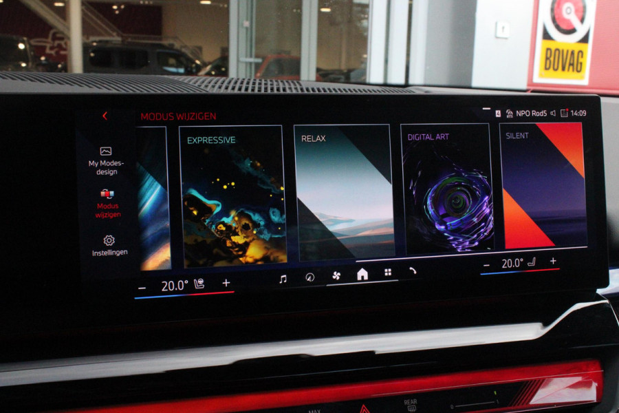 BMW 5 Serie 550e 490PK xDRIVE | ICONIC GLOW GRILL | PANORAMA DAK | MEESTURENDE ACHTERAS | STUUR VERWARMING | M SPORT PAKKET PRO | 20" LICHTMETALEN VELGEN | ZONNESCHERM ACHTERRUIT ELEKTRISCH | INTERIEURLIJSTEN M DONKERZILVER/CARBON FIBER | BOWERS & WILKINS AUDIO SYSTEM | DRIVING ASSISTANT PLUS | SHADOW LINE | INNOVATIE PAKKET | TRAVEL PAKKET | COMFORT PAKKET (AUTOMATISCHE AIRCONDITIONING 4 ZONES MET AUTOMATISCHE LUCHTCIRCULATIEFUNCTIE, STOELVERWARMING VOOR + ACHTER, STOELEN ELEKTRISCH VERSTELBAAR MET MEMORY, ACTIEVE STOELVENTILATIE VOOR) | BMW INDIVIDUAL LEER MERINO SILVERSTONE/ATL