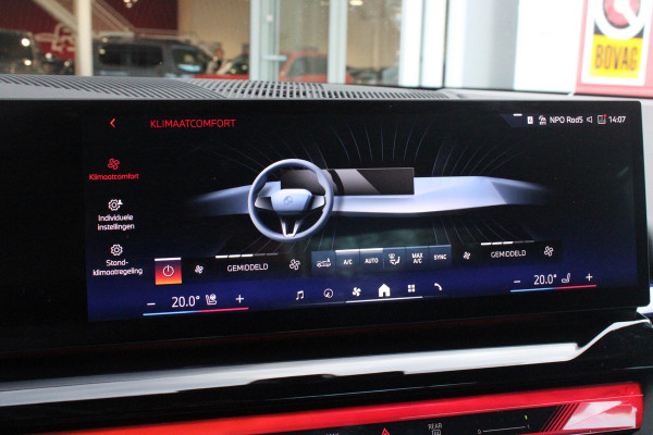 BMW 5 Serie 550e 490PK xDRIVE | ICONIC GLOW GRILL | PANORAMA DAK | MEESTURENDE ACHTERAS | STUUR VERWARMING | M SPORT PAKKET PRO | 20" LICHTMETALEN VELGEN | ZONNESCHERM ACHTERRUIT ELEKTRISCH | INTERIEURLIJSTEN M DONKERZILVER/CARBON FIBER | BOWERS & WILKINS AUDIO SYSTEM | DRIVING ASSISTANT PLUS | SHADOW LINE | INNOVATIE PAKKET | TRAVEL PAKKET | COMFORT PAKKET (AUTOMATISCHE AIRCONDITIONING 4 ZONES MET AUTOMATISCHE LUCHTCIRCULATIEFUNCTIE, STOELVERWARMING VOOR + ACHTER, STOELEN ELEKTRISCH VERSTELBAAR MET MEMORY, ACTIEVE STOELVENTILATIE VOOR) | BMW INDIVIDUAL LEER MERINO SILVERSTONE/ATL