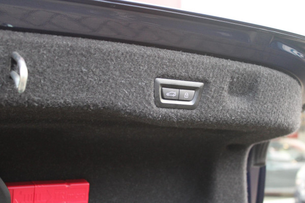 BMW 5 Serie 550e 490PK xDRIVE | ICONIC GLOW GRILL | PANORAMA DAK | MEESTURENDE ACHTERAS | STUUR VERWARMING | M SPORT PAKKET PRO | 20" LICHTMETALEN VELGEN | ZONNESCHERM ACHTERRUIT ELEKTRISCH | INTERIEURLIJSTEN M DONKERZILVER/CARBON FIBER | BOWERS & WILKINS AUDIO SYSTEM | DRIVING ASSISTANT PLUS | SHADOW LINE | INNOVATIE PAKKET | TRAVEL PAKKET | COMFORT PAKKET (AUTOMATISCHE AIRCONDITIONING 4 ZONES MET AUTOMATISCHE LUCHTCIRCULATIEFUNCTIE, STOELVERWARMING VOOR + ACHTER, STOELEN ELEKTRISCH VERSTELBAAR MET MEMORY, ACTIEVE STOELVENTILATIE VOOR) | BMW INDIVIDUAL LEER MERINO SILVERSTONE/ATL