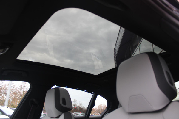 BMW 5 Serie 550e 490PK xDRIVE | ICONIC GLOW GRILL | PANORAMA DAK | MEESTURENDE ACHTERAS | STUUR VERWARMING | M SPORT PAKKET PRO | 20" LICHTMETALEN VELGEN | ZONNESCHERM ACHTERRUIT ELEKTRISCH | INTERIEURLIJSTEN M DONKERZILVER/CARBON FIBER | BOWERS & WILKINS AUDIO SYSTEM | DRIVING ASSISTANT PLUS | SHADOW LINE | INNOVATIE PAKKET | TRAVEL PAKKET | COMFORT PAKKET (AUTOMATISCHE AIRCONDITIONING 4 ZONES MET AUTOMATISCHE LUCHTCIRCULATIEFUNCTIE, STOELVERWARMING VOOR + ACHTER, STOELEN ELEKTRISCH VERSTELBAAR MET MEMORY, ACTIEVE STOELVENTILATIE VOOR) | BMW INDIVIDUAL LEER MERINO SILVERSTONE/ATL