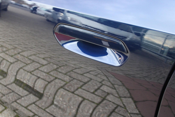 BMW 5 Serie 550e 490PK xDRIVE | ICONIC GLOW GRILL | PANORAMA DAK | MEESTURENDE ACHTERAS | STUUR VERWARMING | M SPORT PAKKET PRO | 20" LICHTMETALEN VELGEN | ZONNESCHERM ACHTERRUIT ELEKTRISCH | INTERIEURLIJSTEN M DONKERZILVER/CARBON FIBER | BOWERS & WILKINS AUDIO SYSTEM | DRIVING ASSISTANT PLUS | SHADOW LINE | INNOVATIE PAKKET | TRAVEL PAKKET | COMFORT PAKKET (AUTOMATISCHE AIRCONDITIONING 4 ZONES MET AUTOMATISCHE LUCHTCIRCULATIEFUNCTIE, STOELVERWARMING VOOR + ACHTER, STOELEN ELEKTRISCH VERSTELBAAR MET MEMORY, ACTIEVE STOELVENTILATIE VOOR) | BMW INDIVIDUAL LEER MERINO SILVERSTONE/ATL