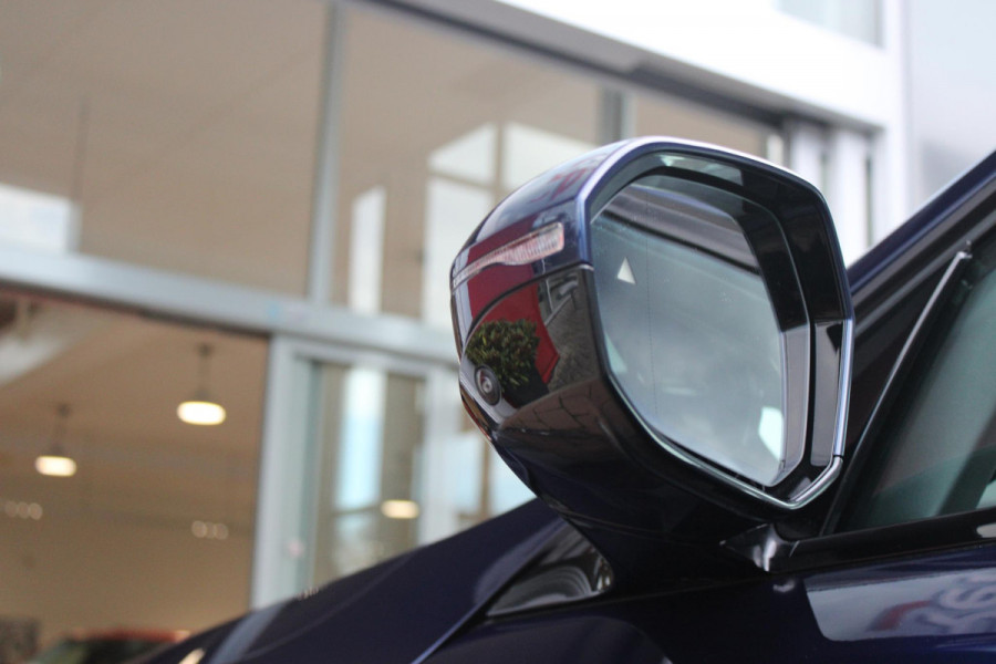 BMW 5 Serie 550e 490PK xDRIVE | ICONIC GLOW GRILL | PANORAMA DAK | MEESTURENDE ACHTERAS | STUUR VERWARMING | M SPORT PAKKET PRO | 20" LICHTMETALEN VELGEN | ZONNESCHERM ACHTERRUIT ELEKTRISCH | INTERIEURLIJSTEN M DONKERZILVER/CARBON FIBER | BOWERS & WILKINS AUDIO SYSTEM | DRIVING ASSISTANT PLUS | SHADOW LINE | INNOVATIE PAKKET | TRAVEL PAKKET | COMFORT PAKKET (AUTOMATISCHE AIRCONDITIONING 4 ZONES MET AUTOMATISCHE LUCHTCIRCULATIEFUNCTIE, STOELVERWARMING VOOR + ACHTER, STOELEN ELEKTRISCH VERSTELBAAR MET MEMORY, ACTIEVE STOELVENTILATIE VOOR) | BMW INDIVIDUAL LEER MERINO SILVERSTONE/ATL