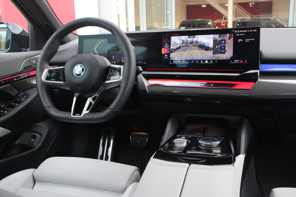 BMW 5 Serie 550e 490PK xDRIVE | ICONIC GLOW GRILL | PANORAMA DAK | MEESTURENDE ACHTERAS | STUUR VERWARMING | M SPORT PAKKET PRO | 20" LICHTMETALEN VELGEN | ZONNESCHERM ACHTERRUIT ELEKTRISCH | INTERIEURLIJSTEN M DONKERZILVER/CARBON FIBER | BOWERS & WILKINS AUDIO SYSTEM | DRIVING ASSISTANT PLUS | SHADOW LINE | INNOVATIE PAKKET | TRAVEL PAKKET | COMFORT PAKKET (AUTOMATISCHE AIRCONDITIONING 4 ZONES MET AUTOMATISCHE LUCHTCIRCULATIEFUNCTIE, STOELVERWARMING VOOR + ACHTER, STOELEN ELEKTRISCH VERSTELBAAR MET MEMORY, ACTIEVE STOELVENTILATIE VOOR) | BMW INDIVIDUAL LEER MERINO SILVERSTONE/ATL