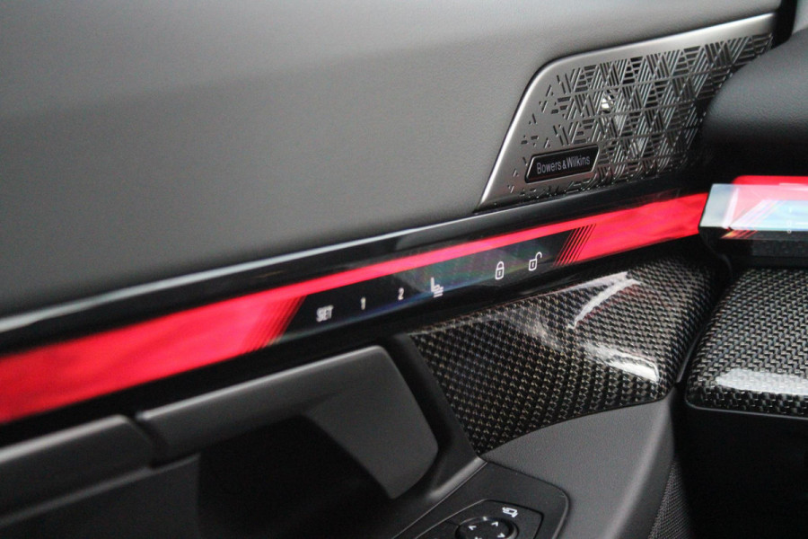 BMW 5 Serie 550e 490PK xDRIVE | ICONIC GLOW GRILL | PANORAMA DAK | MEESTURENDE ACHTERAS | STUUR VERWARMING | M SPORT PAKKET PRO | 20" LICHTMETALEN VELGEN | ZONNESCHERM ACHTERRUIT ELEKTRISCH | INTERIEURLIJSTEN M DONKERZILVER/CARBON FIBER | BOWERS & WILKINS AUDIO SYSTEM | DRIVING ASSISTANT PLUS | SHADOW LINE | INNOVATIE PAKKET | TRAVEL PAKKET | COMFORT PAKKET (AUTOMATISCHE AIRCONDITIONING 4 ZONES MET AUTOMATISCHE LUCHTCIRCULATIEFUNCTIE, STOELVERWARMING VOOR + ACHTER, STOELEN ELEKTRISCH VERSTELBAAR MET MEMORY, ACTIEVE STOELVENTILATIE VOOR) | BMW INDIVIDUAL LEER MERINO SILVERSTONE/ATL