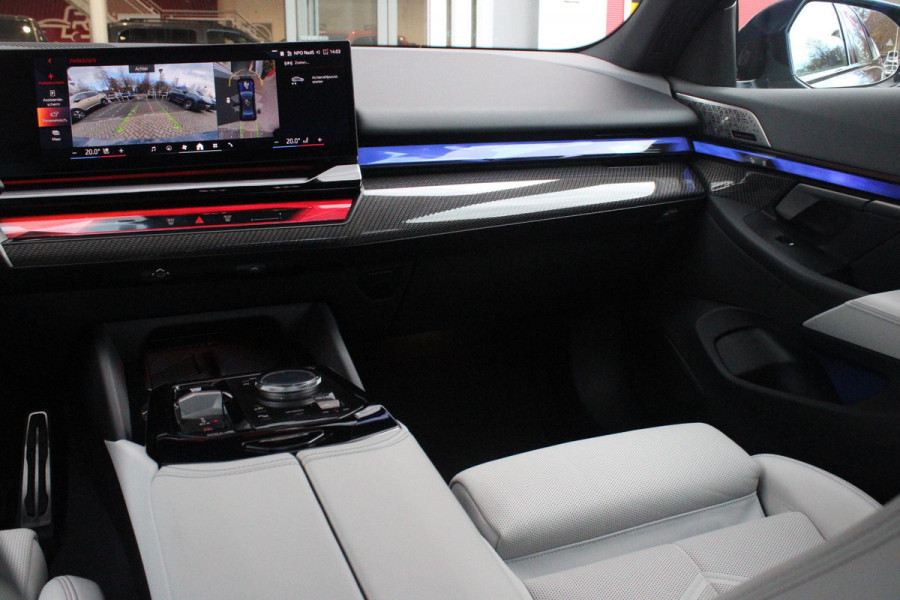 BMW 5 Serie 550e 490PK xDRIVE | ICONIC GLOW GRILL | PANORAMA DAK | MEESTURENDE ACHTERAS | STUUR VERWARMING | M SPORT PAKKET PRO | 20" LICHTMETALEN VELGEN | ZONNESCHERM ACHTERRUIT ELEKTRISCH | INTERIEURLIJSTEN M DONKERZILVER/CARBON FIBER | BOWERS & WILKINS AUDIO SYSTEM | DRIVING ASSISTANT PLUS | SHADOW LINE | INNOVATIE PAKKET | TRAVEL PAKKET | COMFORT PAKKET (AUTOMATISCHE AIRCONDITIONING 4 ZONES MET AUTOMATISCHE LUCHTCIRCULATIEFUNCTIE, STOELVERWARMING VOOR + ACHTER, STOELEN ELEKTRISCH VERSTELBAAR MET MEMORY, ACTIEVE STOELVENTILATIE VOOR) | BMW INDIVIDUAL LEER MERINO SILVERSTONE/ATL