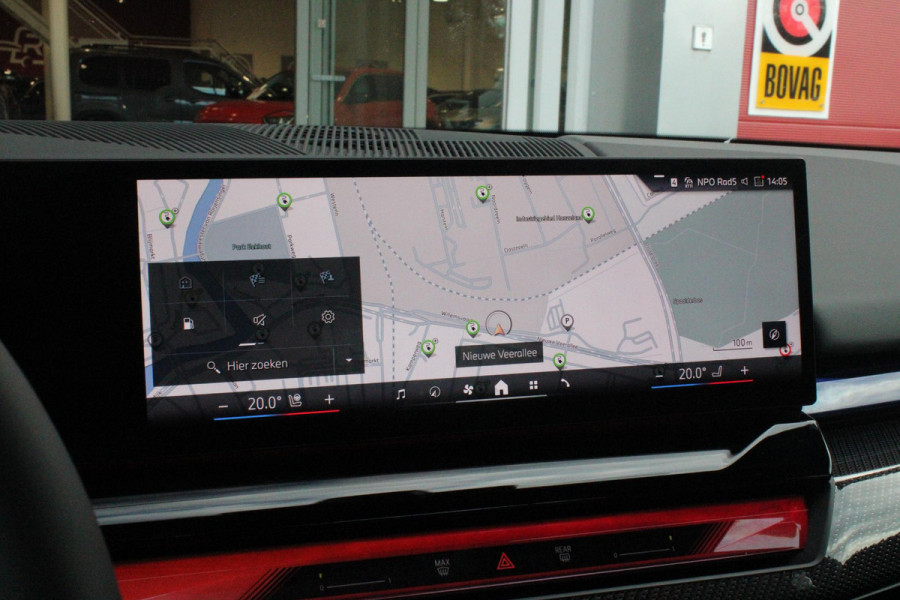 BMW 5 Serie 550e 490PK xDRIVE | ICONIC GLOW GRILL | PANORAMA DAK | MEESTURENDE ACHTERAS | STUUR VERWARMING | M SPORT PAKKET PRO | 20" LICHTMETALEN VELGEN | ZONNESCHERM ACHTERRUIT ELEKTRISCH | INTERIEURLIJSTEN M DONKERZILVER/CARBON FIBER | BOWERS & WILKINS AUDIO SYSTEM | DRIVING ASSISTANT PLUS | SHADOW LINE | INNOVATIE PAKKET | TRAVEL PAKKET | COMFORT PAKKET (AUTOMATISCHE AIRCONDITIONING 4 ZONES MET AUTOMATISCHE LUCHTCIRCULATIEFUNCTIE, STOELVERWARMING VOOR + ACHTER, STOELEN ELEKTRISCH VERSTELBAAR MET MEMORY, ACTIEVE STOELVENTILATIE VOOR) | BMW INDIVIDUAL LEER MERINO SILVERSTONE/ATL