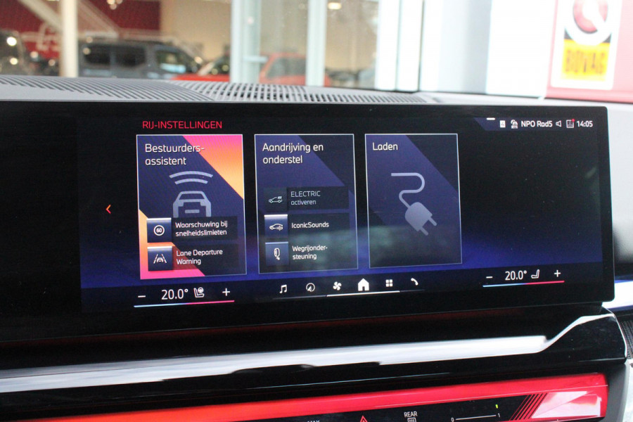 BMW 5 Serie 550e 490PK xDRIVE | ICONIC GLOW GRILL | PANORAMA DAK | MEESTURENDE ACHTERAS | STUUR VERWARMING | M SPORT PAKKET PRO | 20" LICHTMETALEN VELGEN | ZONNESCHERM ACHTERRUIT ELEKTRISCH | INTERIEURLIJSTEN M DONKERZILVER/CARBON FIBER | BOWERS & WILKINS AUDIO SYSTEM | DRIVING ASSISTANT PLUS | SHADOW LINE | INNOVATIE PAKKET | TRAVEL PAKKET | COMFORT PAKKET (AUTOMATISCHE AIRCONDITIONING 4 ZONES MET AUTOMATISCHE LUCHTCIRCULATIEFUNCTIE, STOELVERWARMING VOOR + ACHTER, STOELEN ELEKTRISCH VERSTELBAAR MET MEMORY, ACTIEVE STOELVENTILATIE VOOR) | BMW INDIVIDUAL LEER MERINO SILVERSTONE/ATL